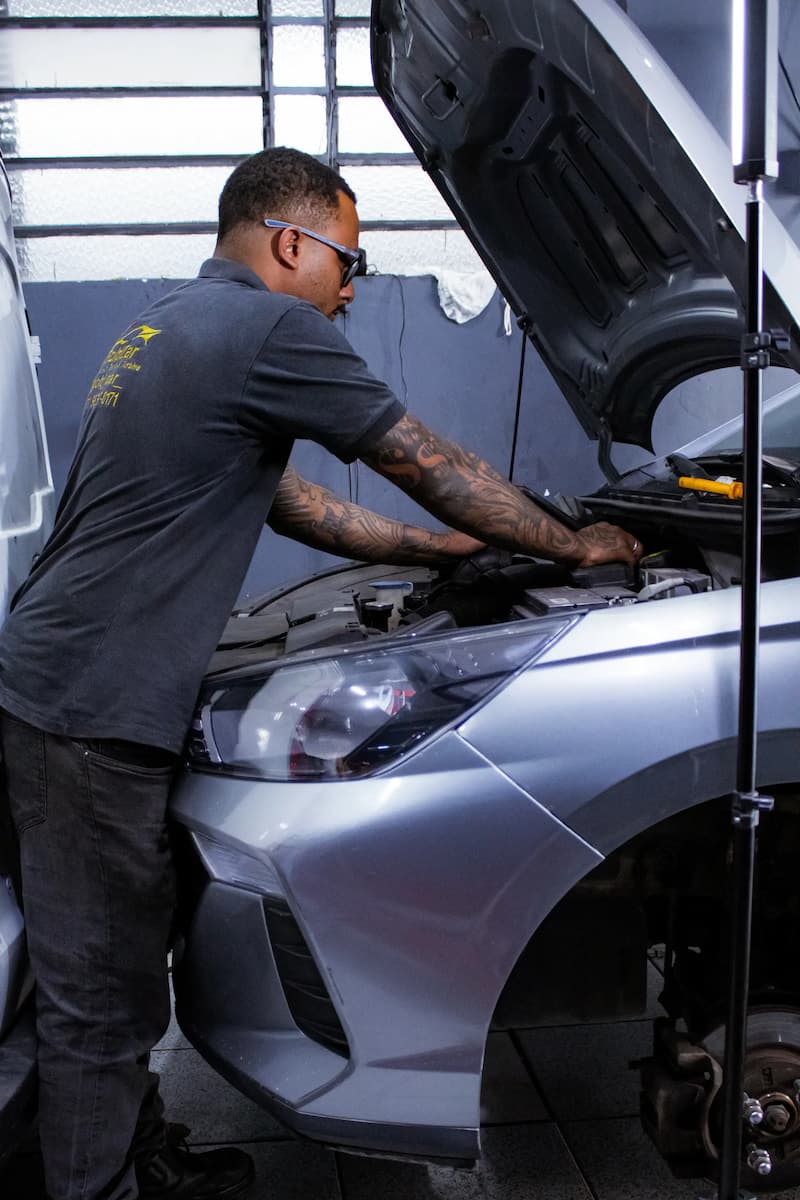 Mecânico inspecionando embreagem do carro na Gold Car Mecânica