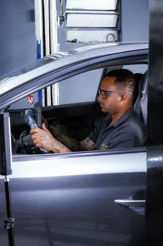 Mecânico realizando diagnóstico eletrônico na Gold Car Mecânica