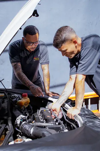 Equipe Gold Car realizando manutenção preventiva em São Paulo